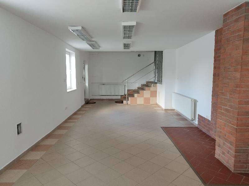 Na prenájom obchodný aj kancelársky priestor o rozlohe 74,5 m2 v Žiline pri Rajčianke.